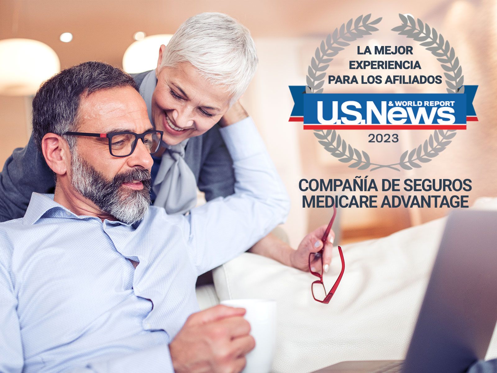 Una pareja relajándose en el sofá con un computador portátil.